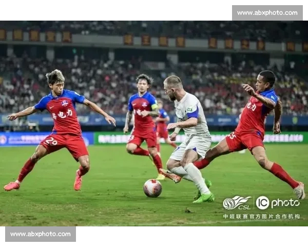中超赛场全程直播精彩回顾球迷不容错过的赛事盛宴 中超赛场全程直播精彩回顾球迷不容错过的赛事盛宴